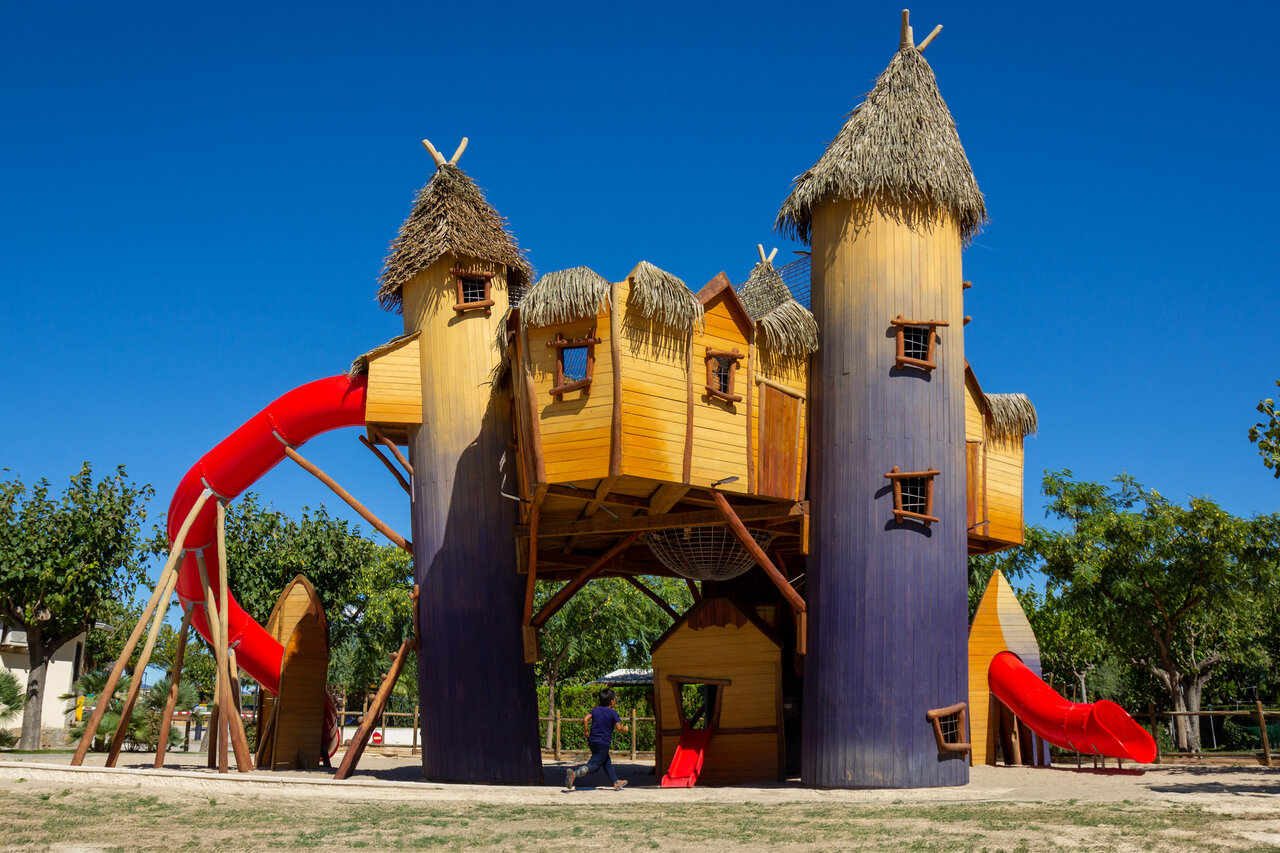 Grande structure de jeux en bois avec toboggans rouges au camping CAPFUN Mirmanda � Cambrils - Vinyols i els Arcs (43).
