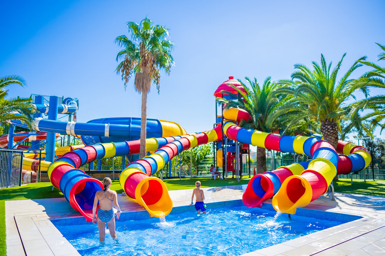 Toboggans aquatiques color�s et piscine au camping CAPFUN Mirmanda � Cambrils - Vinyols i els Arcs (43).