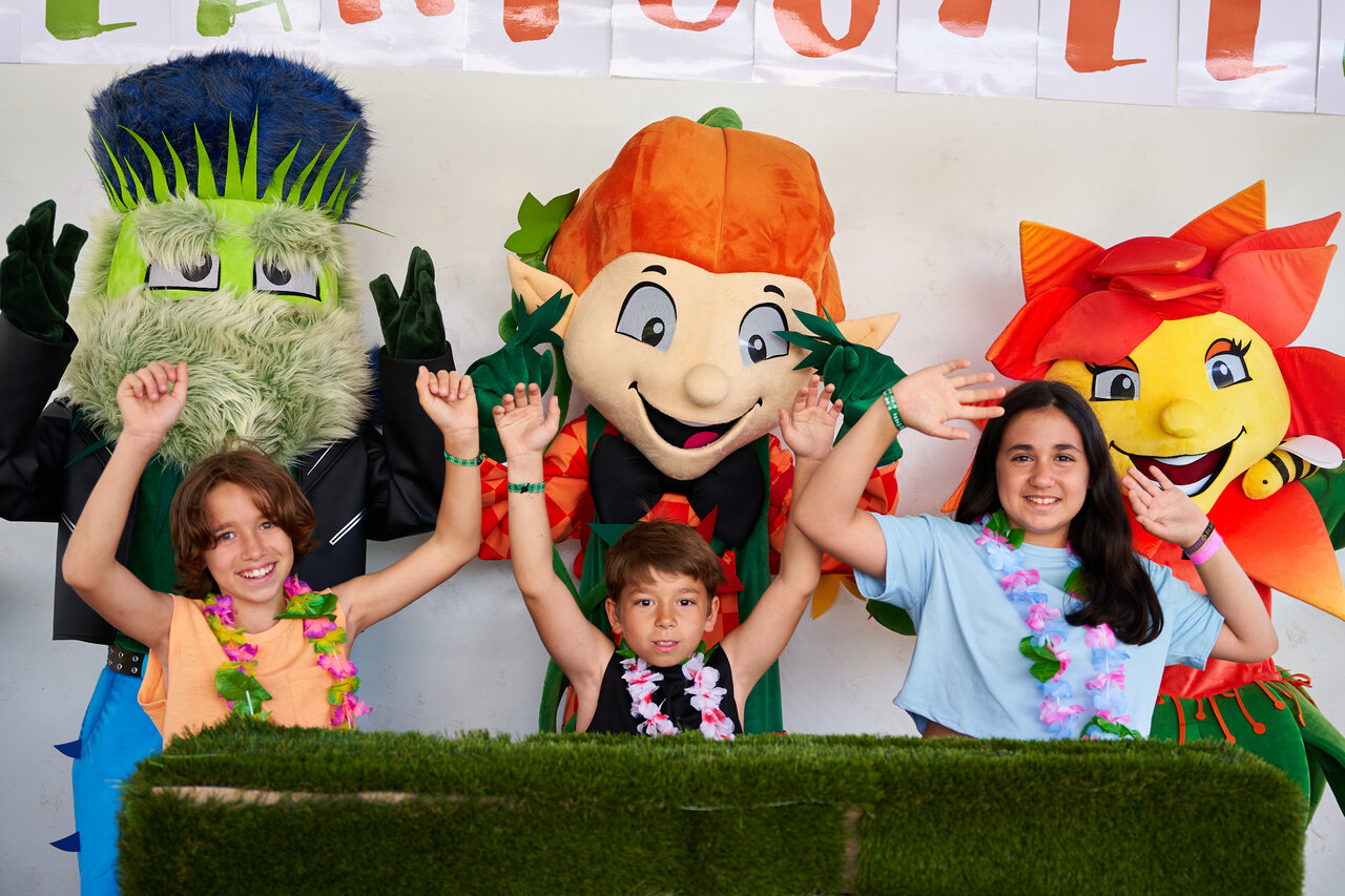 Enfants souriants avec mascottes pour animation au camping CAPFUN Mirmanda � Cambrils.