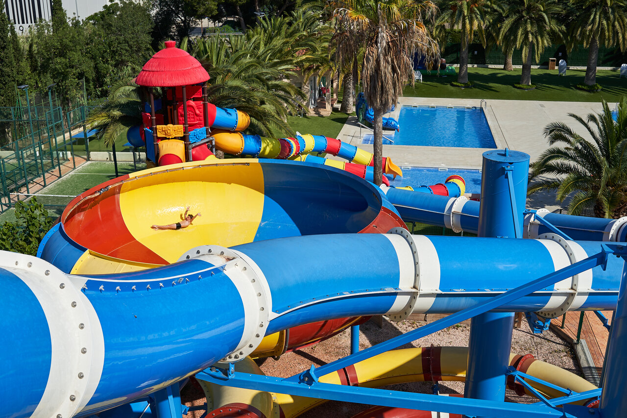 Toboggans aquatiques color�s et piscine ext�rieure avec enfant au camping CAPFUN Mirmanda � Cambrils - Vinyols i els Arcs (43).