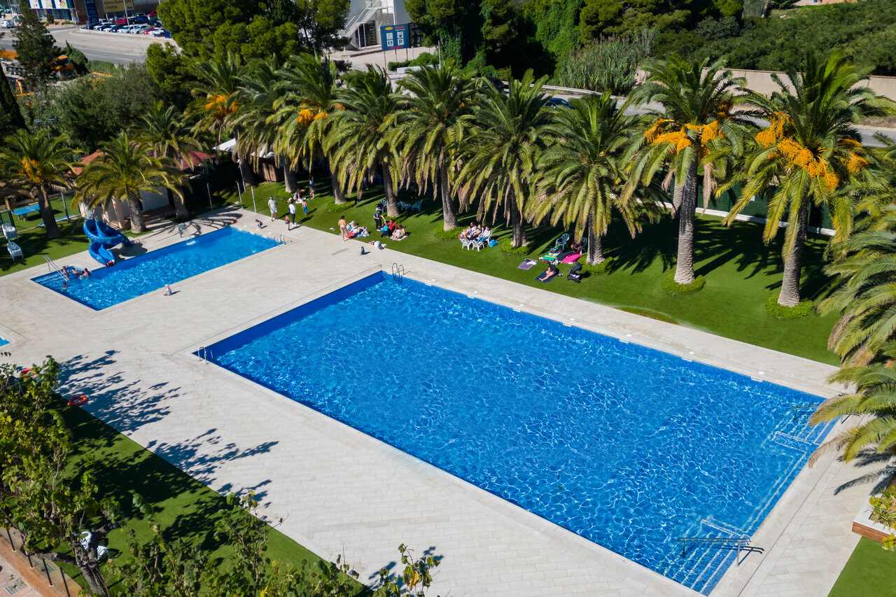 Piscines ext�rieures avec toboggan et palmiers au camping CAPFUN Mirmanda � Cambrils (43).