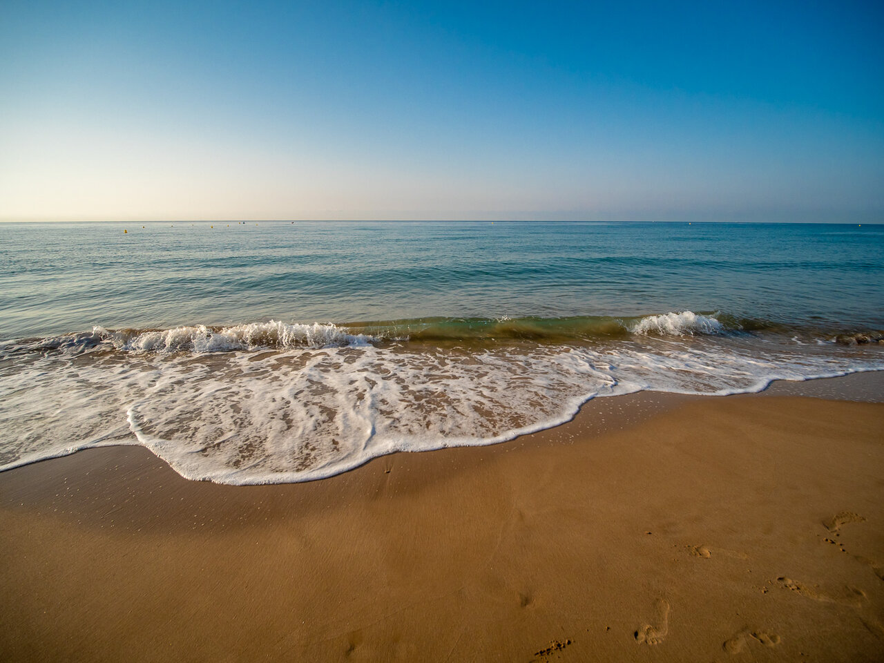 Plage de sable fin, vagues douces au camping CAPFUN Mirmanda � Cambrils - Vinyols i els Arcs (43).