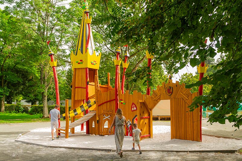 Jeu Carabouille - Aire de jeux ch�teau en bois pour enfants au camping CAPFUN Montsabert � COUTURES (49).