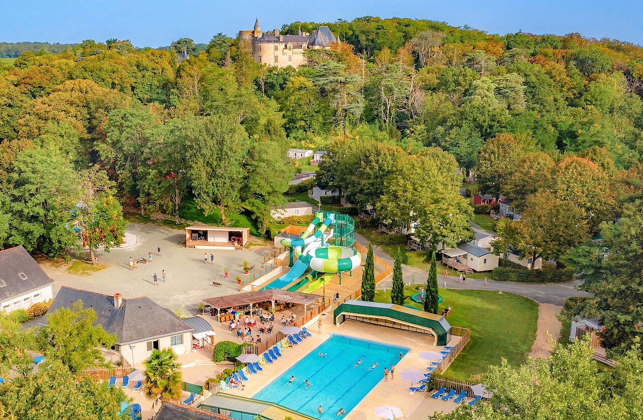 Vue a�rienne piscine, toboggans, Mobil-homes au camping CAPFUN Montsabert � COUTURES (49).