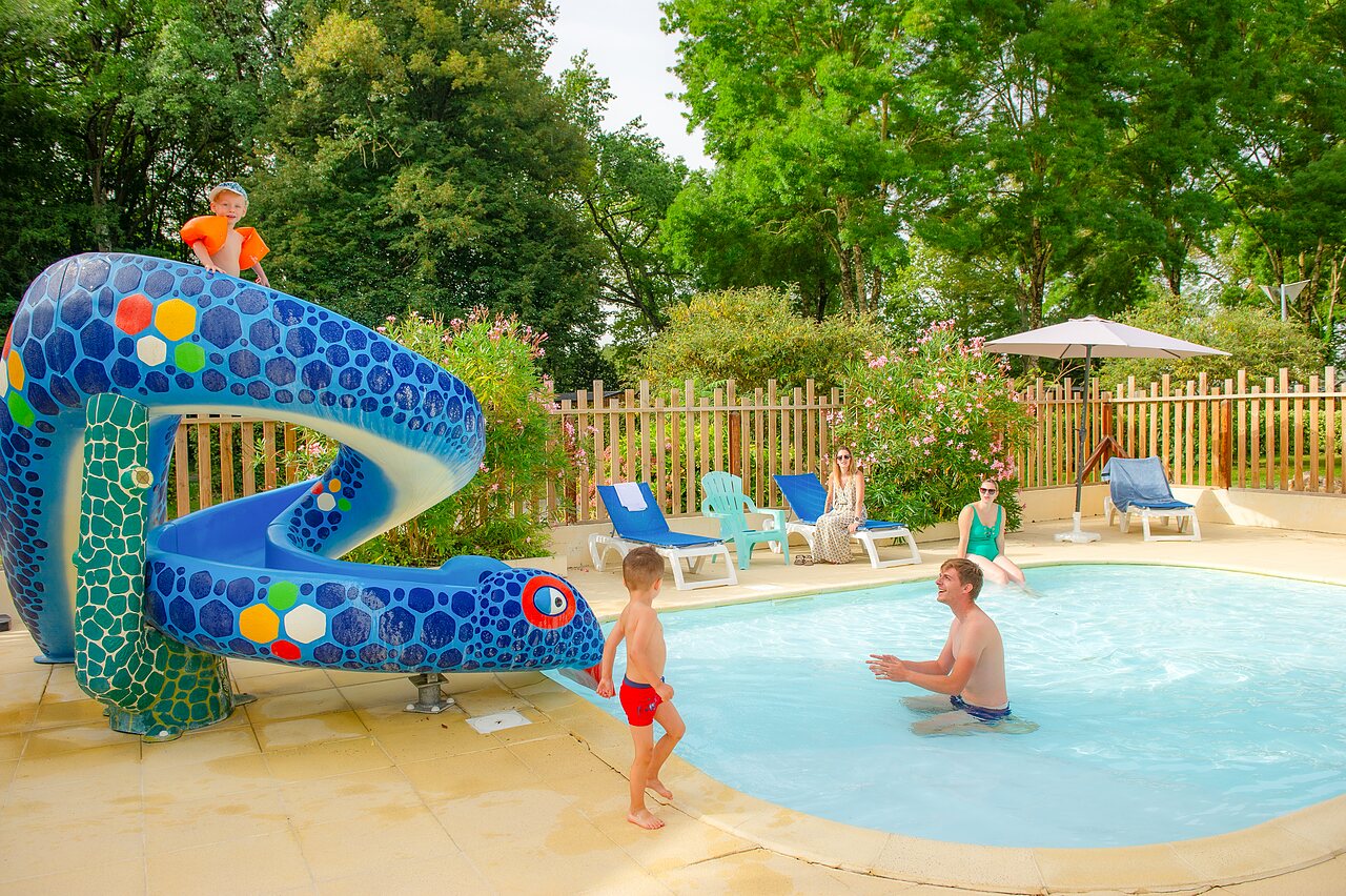 Piscine ext�rieure avec toboggan serpent au camping CAPFUN Montsabert � COUTURES (49).