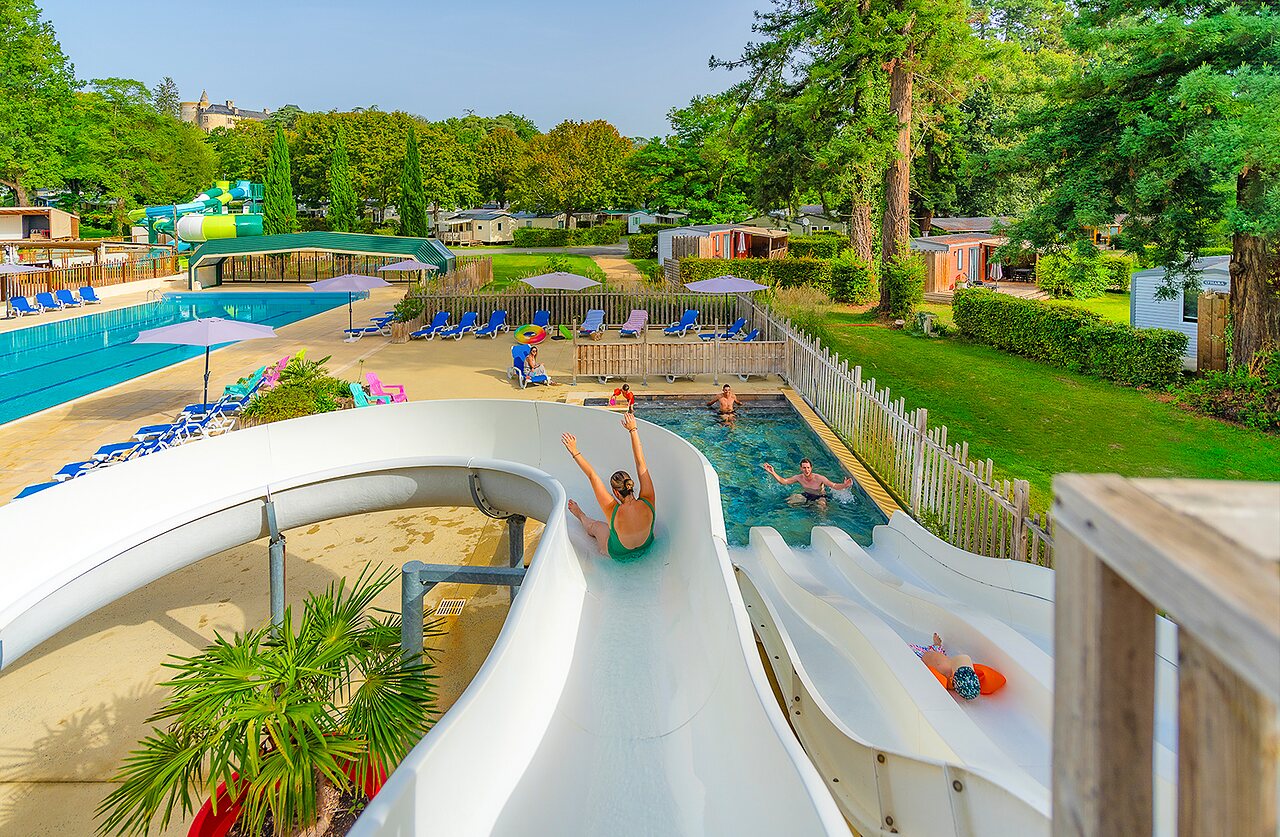 Toboggans aquatiques et piscine ext�rieure anim�e au camping CAPFUN Montsabert � COUTURES (49).