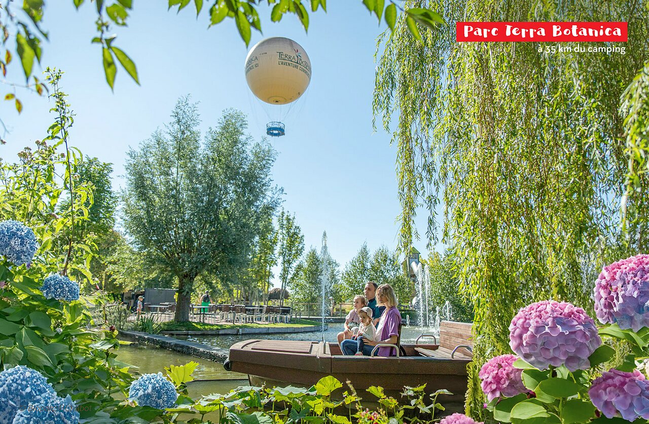 Famille en bateau dans le parc Terra Botanica � Angers, lieu � visiter.