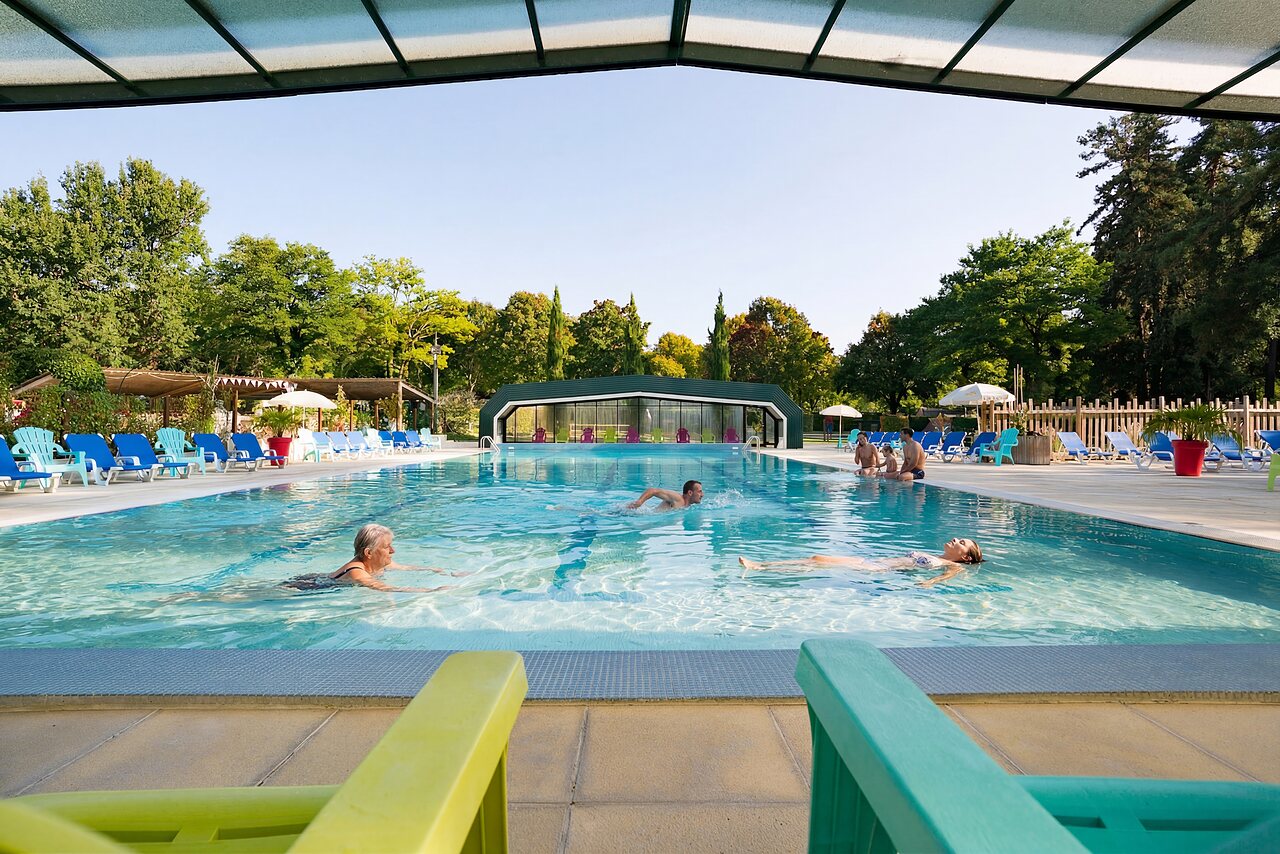 Piscine ext�rieure avec baigneurs et transats au camping CAPFUN Montsabert � COUTURES (49).