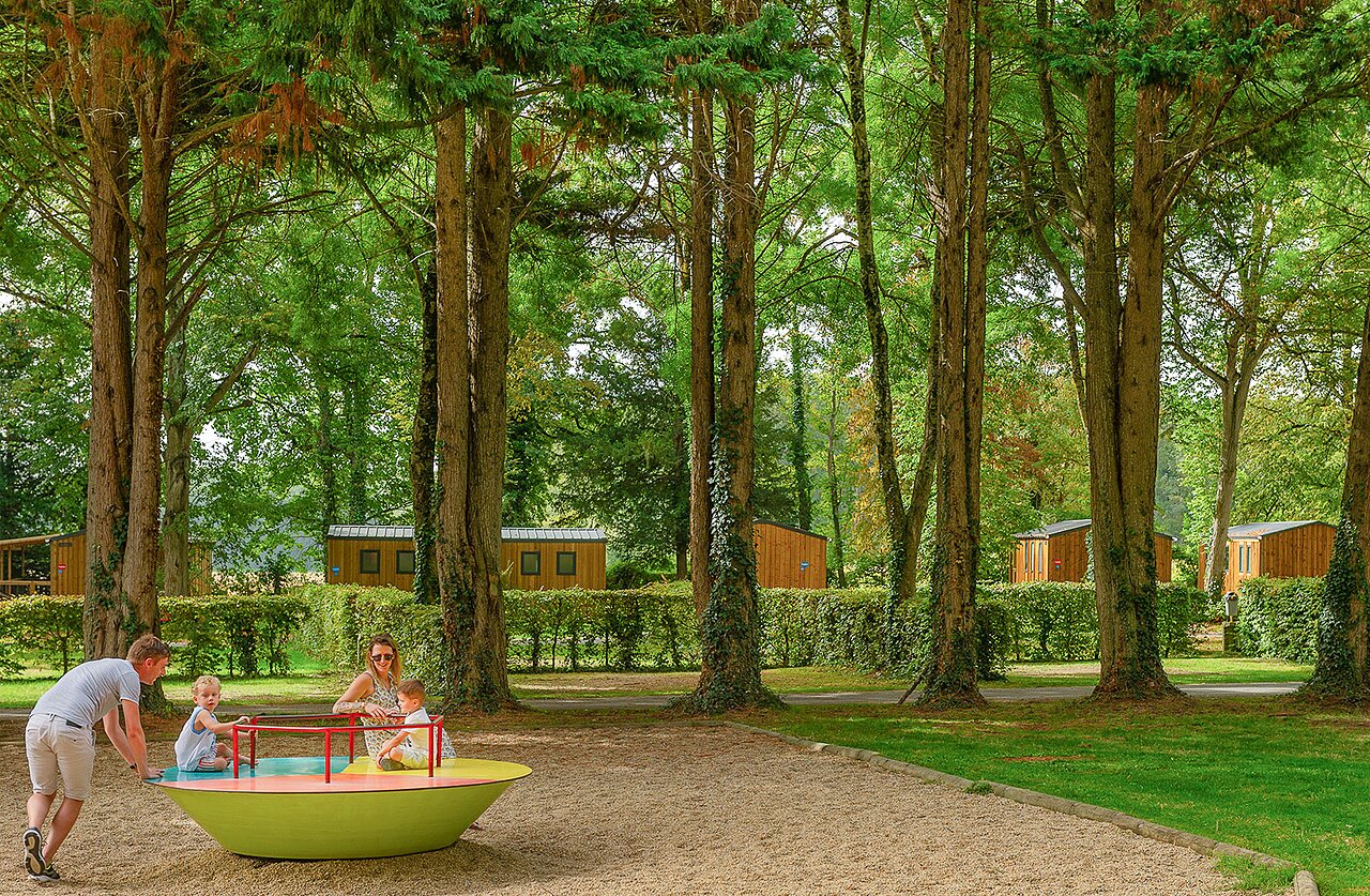 Famille jouant sur un man�ge color�, Mobil-homes au camping CAPFUN Montsabert � COUTURES (49).