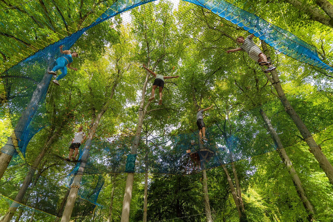 Parcours de filets suspendus dans les arbres au camping CAPFUN Montsabert � COUTURES (49).