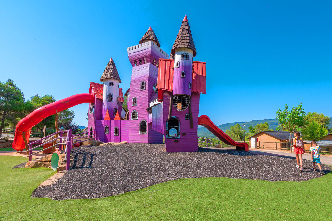 Ch�teau aire de jeux avec toboggans au camping CAPFUN Montblanc Park � Montblanc.