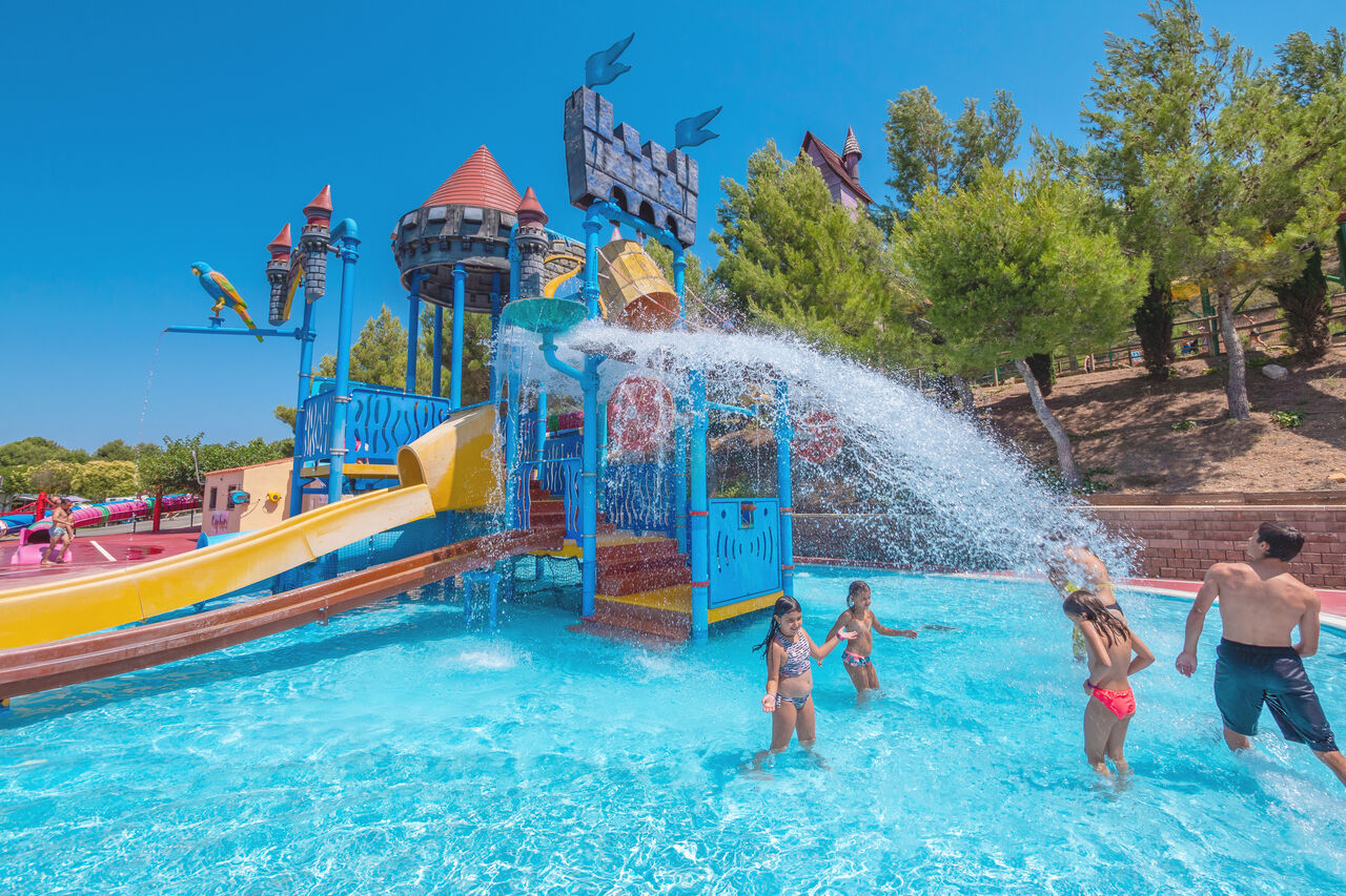 Aire de jeux aquatique avec toboggans et seau g�ant, enfants jouant au camping CAPFUN Montblanc Park � Montblanc (43).