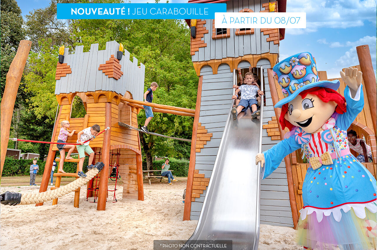 Aire de jeux Carabouille avec toboggan et enfants au camping CAPFUN Montblanc Park � Montblanc (43).