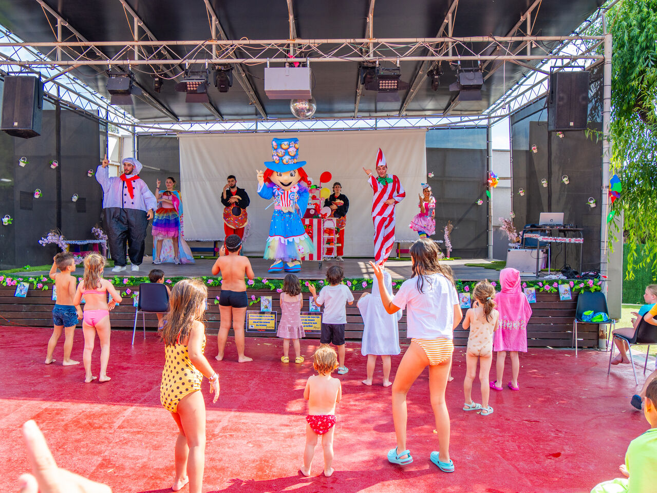 Spectacle d'animation pour enfants sur sc�ne au camping CAPFUN Montblanc Park � Montblanc (43).
