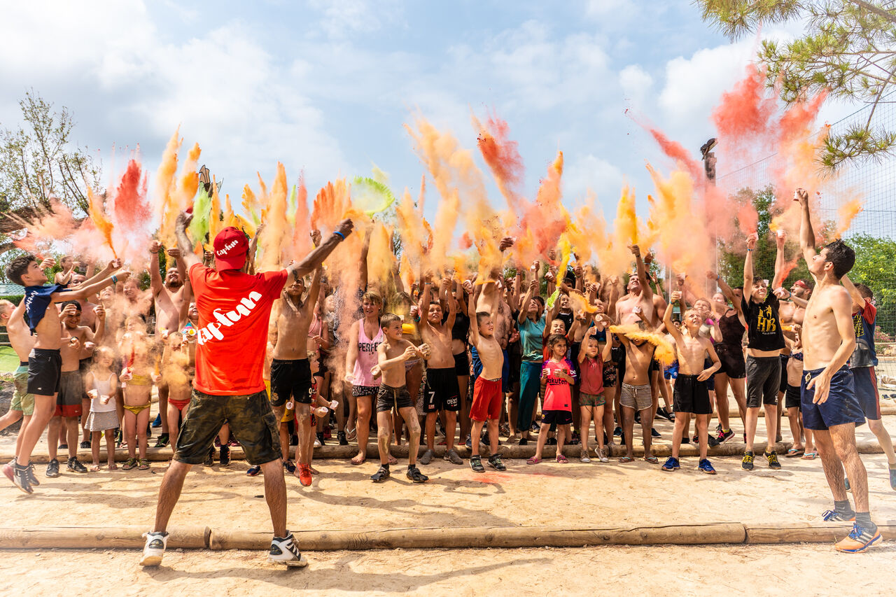 Animation poudre de couleur pour toute la famille au camping CAPFUN Montblanc Park.