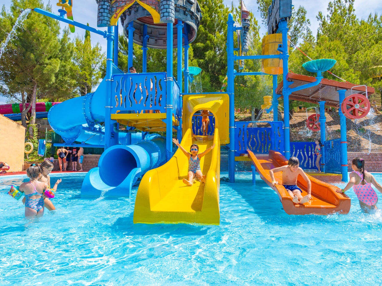Parc aquatique avec toboggans et enfants s'amusant au camping CAPFUN Montblanc Park � Montblanc (43).