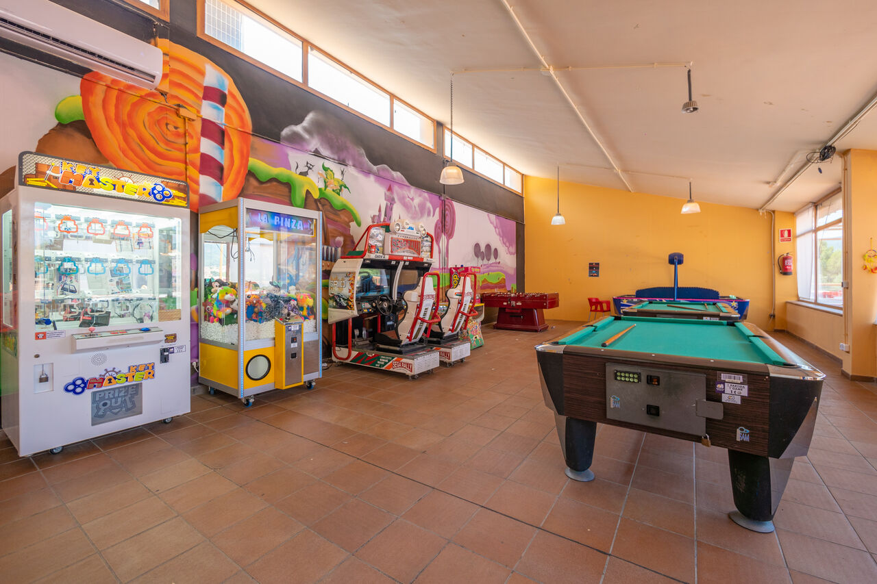 Salle de jeux int�rieure, billard, bornes d'arcade, baby-foot, CAPFUN Montblanc Park.