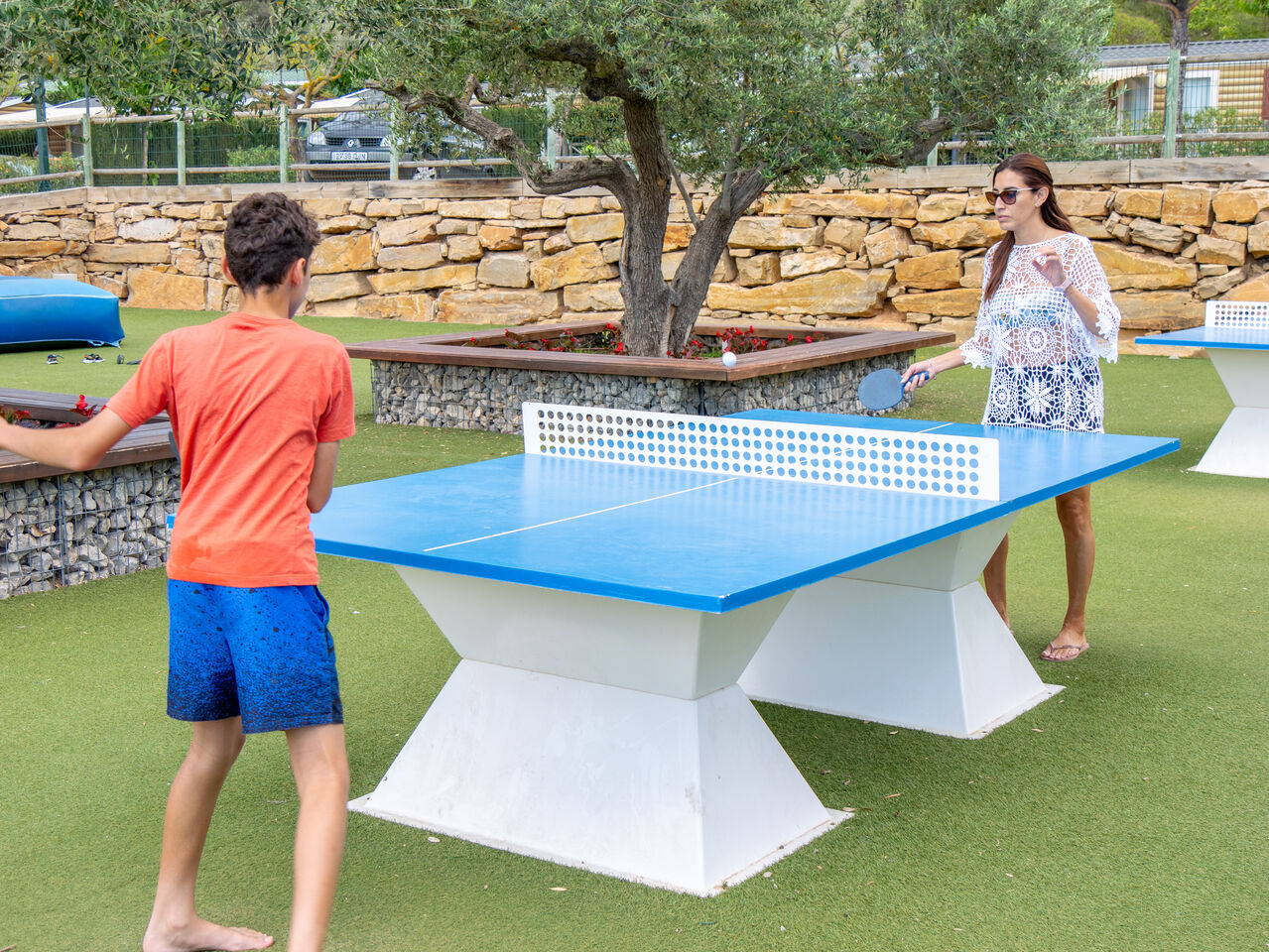 Ping-pong, enfant, adulte au camping CAPFUN Montblanc Park � Montblanc (43).