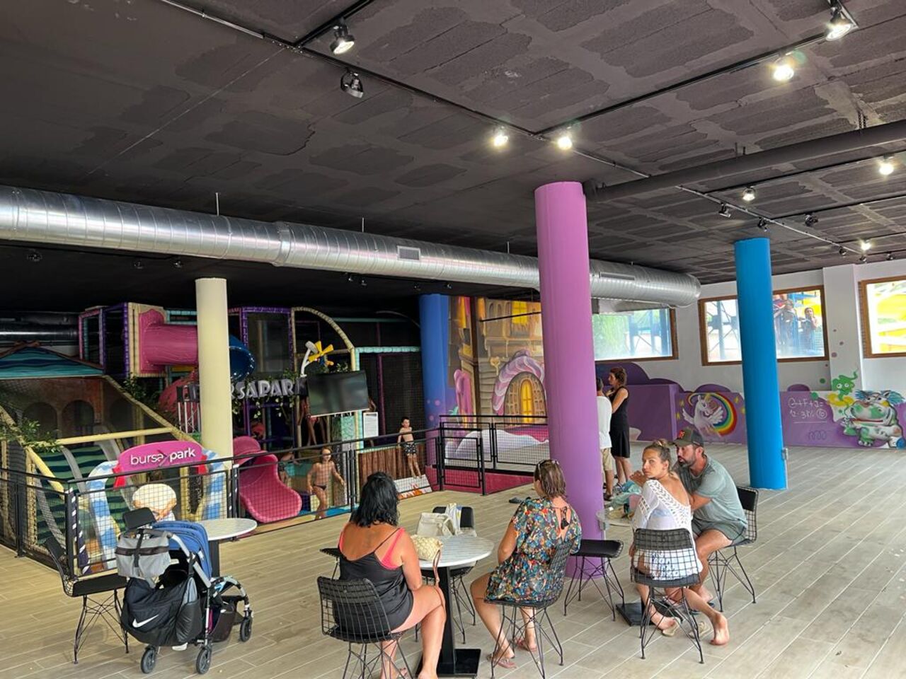 Aire de jeux int�rieure color�e pour enfants avec toboggans au camping CAPFUN Montblanc Park � Montblanc (43)