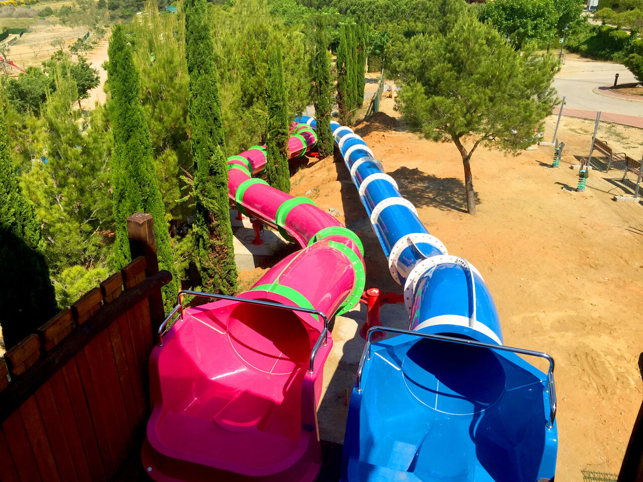 Toboggans aquatiques g�ants rose et bleu au camping CAPFUN Montblanc Park (43).