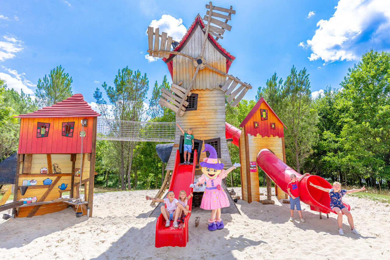 Aire de jeux g�ante avec toboggans et mascotte au camping CAPFUN Moulinal � BIRON (24).