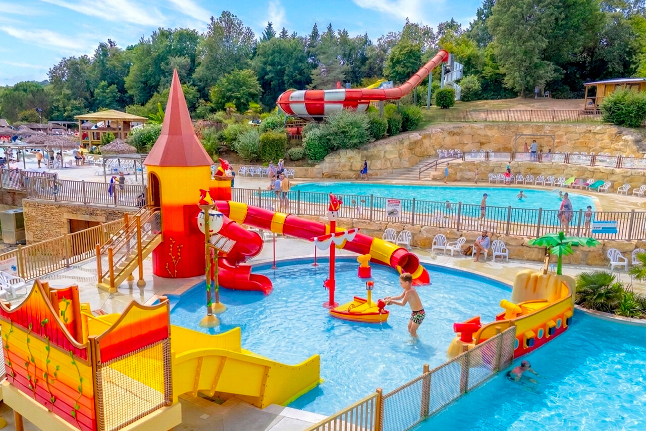 Toboggans aquatiques et piscines pour enfants et adultes au camping CAPFUN Moulinal � BIRON (24).