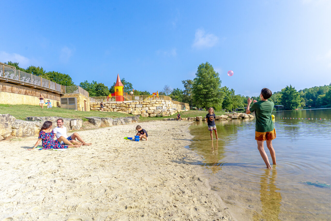 Plage de sable fin, baignade et jeux aquatiques au camping CAPFUN Moulinal � BIRON (24).