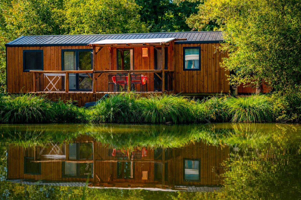 Mobil-home en bois avec terrasse, bord de l'eau, CAPFUN Moulinal � BIRON (24).