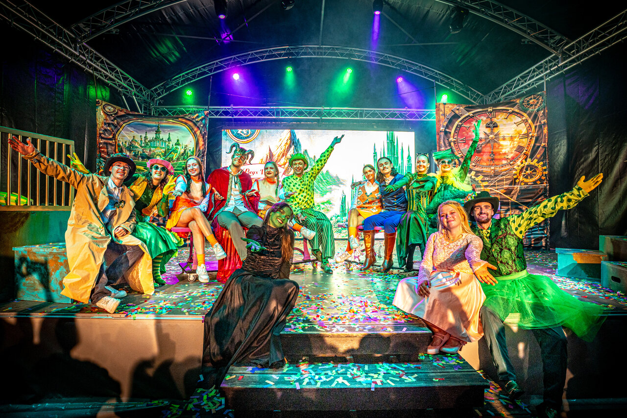 Artistes costum�s sur sc�ne pour un spectacle au camping CAPFUN Moulinal � BIRON (24).