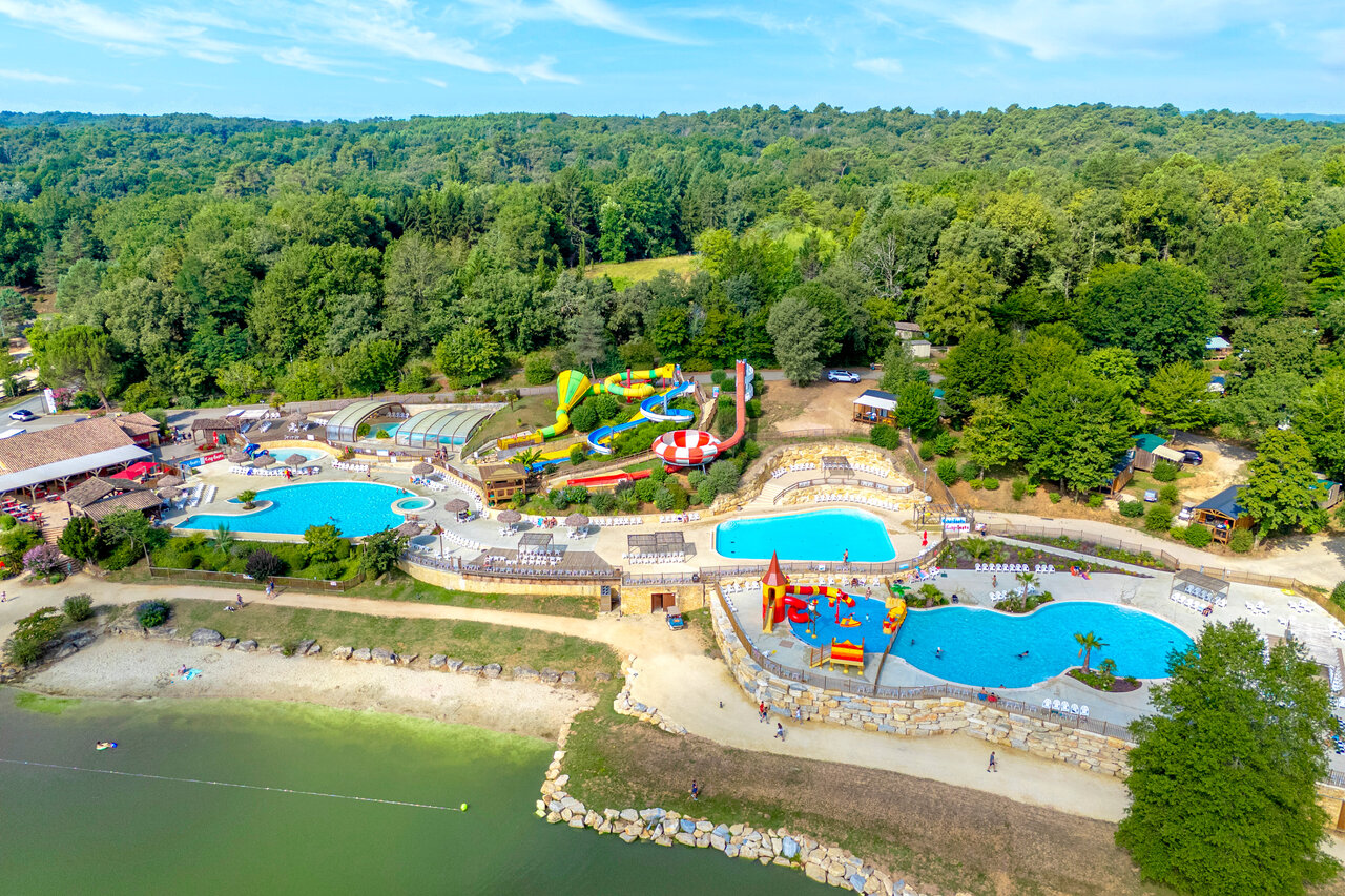 Grand parc aquatique, toboggans, piscines et lac au camping CAPFUN Moulinal � BIRON (24).
