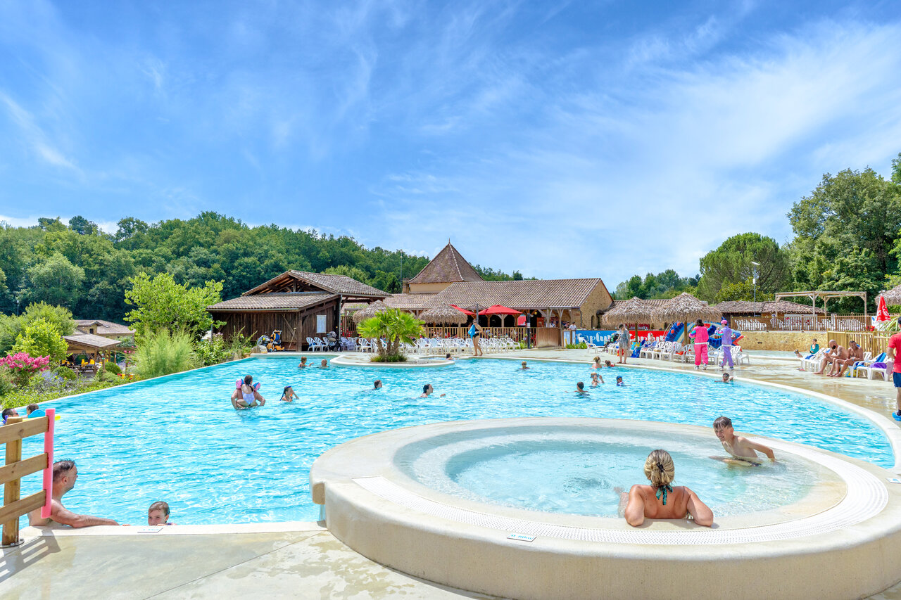 Piscine ext�rieure, jacuzzi et bar anim�s au camping CAPFUN Moulinal � BIRON (24).