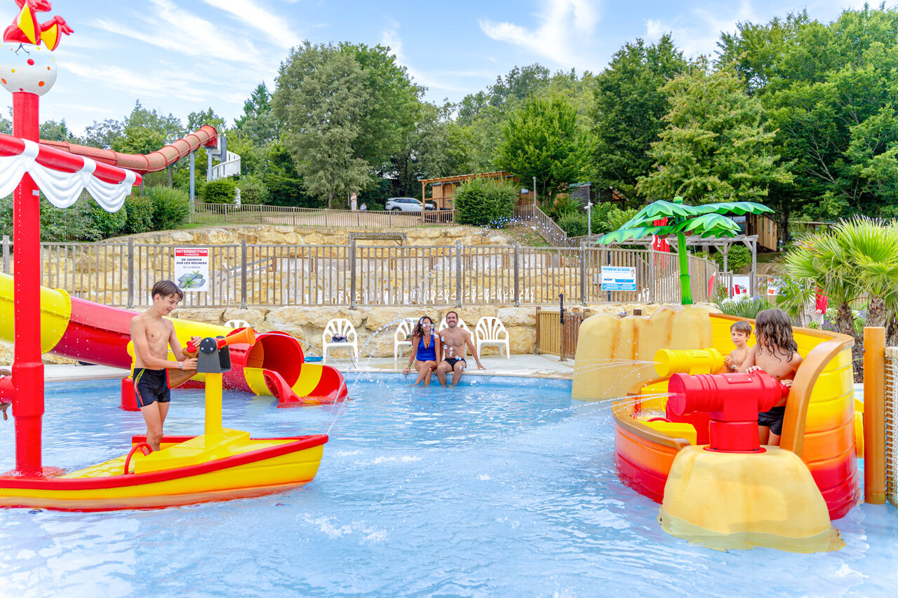 Parc aquatique avec toboggans, jeux d'eau et enfants au camping CAPFUN Moulinal � BIRON (24).