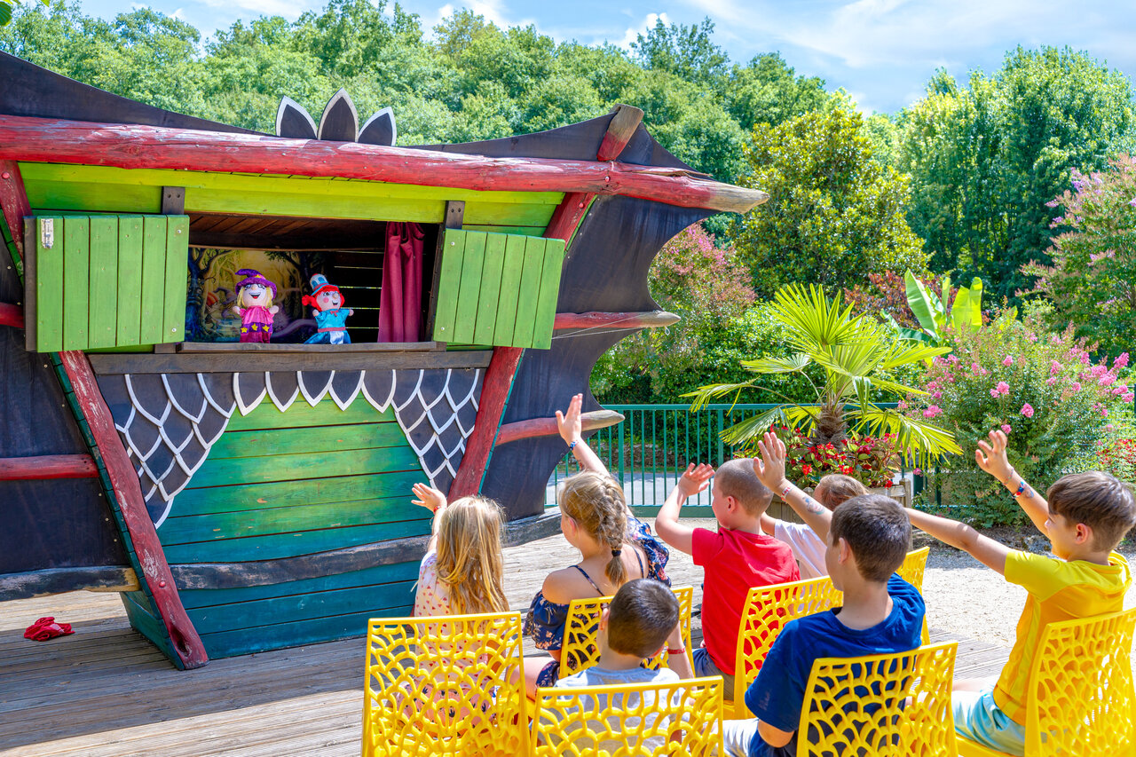 Spectacle de marionnettes pour enfants, sc�ne color�e, au camping CAPFUN Moulinal � BIRON (24)