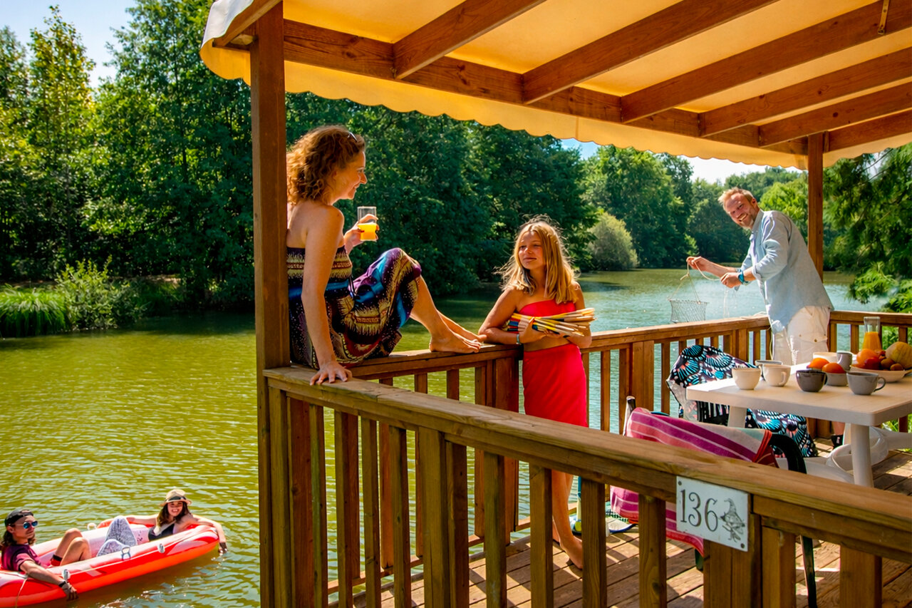 Famille terrasse Mobil-home lac au camping CAPFUN Moulinal � BIRON (24).