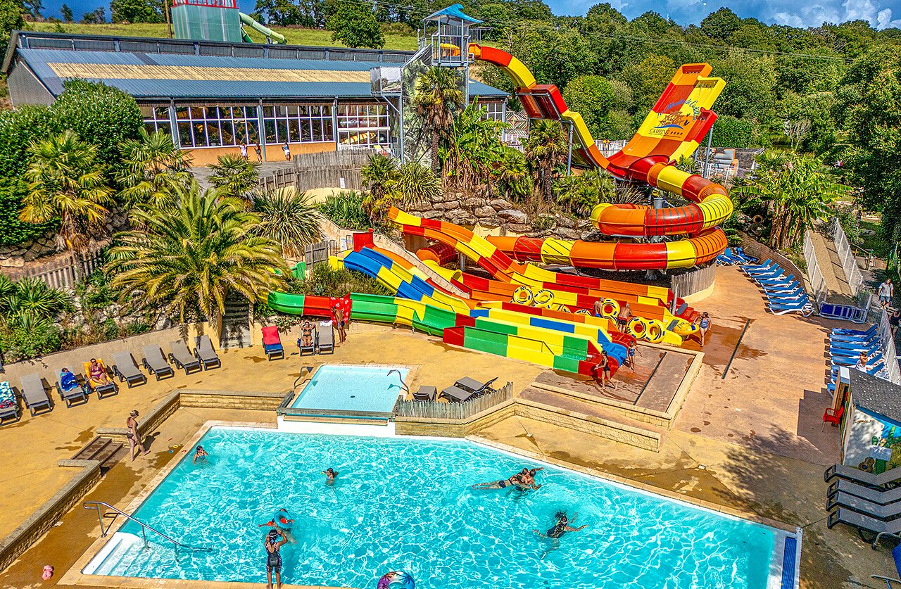 Piscines et toboggans aquatiques au camping VAGUES OCEANES Moulin de Cadillac � Noyal-Muzillac (56).