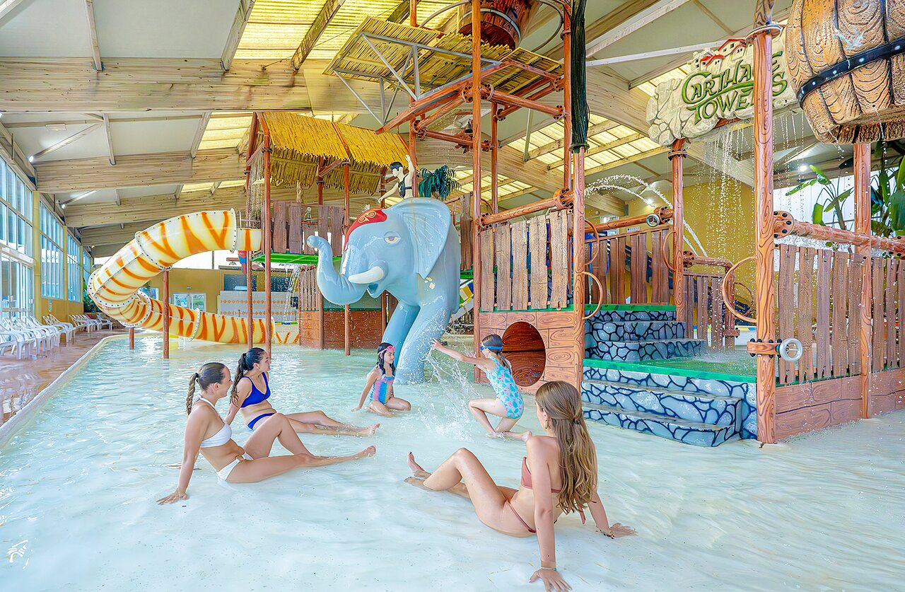 Piscine couverte, toboggan et jeux d'eau au camping VAGUES OCEANES Moulin de Cadillac � Noyal-Muzillac (56).