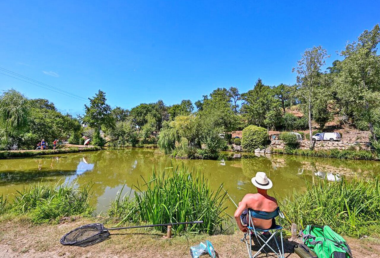 P�che � l'�tang au camping VAGUES OCEANES Moulin de Cadillac � Noyal-Muzillac (56).