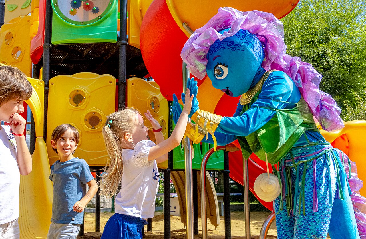 Animation enfants avec mascotte sur aire de jeux au camping VAGUES OCEANES Moulin de Cadillac � Noyal-Muzillac (56).