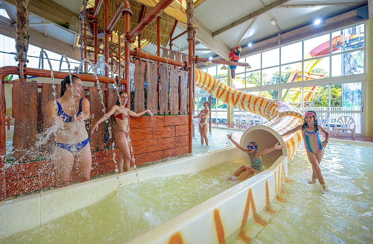 Piscine couverte, toboggan et jeux aquatiques au camping VAGUES OCEANES Moulin de Cadillac � Noyal-Muzillac (56).