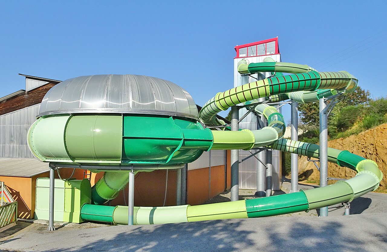 Toboggan aquatique vert et gris au camping VAGUES OCEANES Moulin de Cadillac.