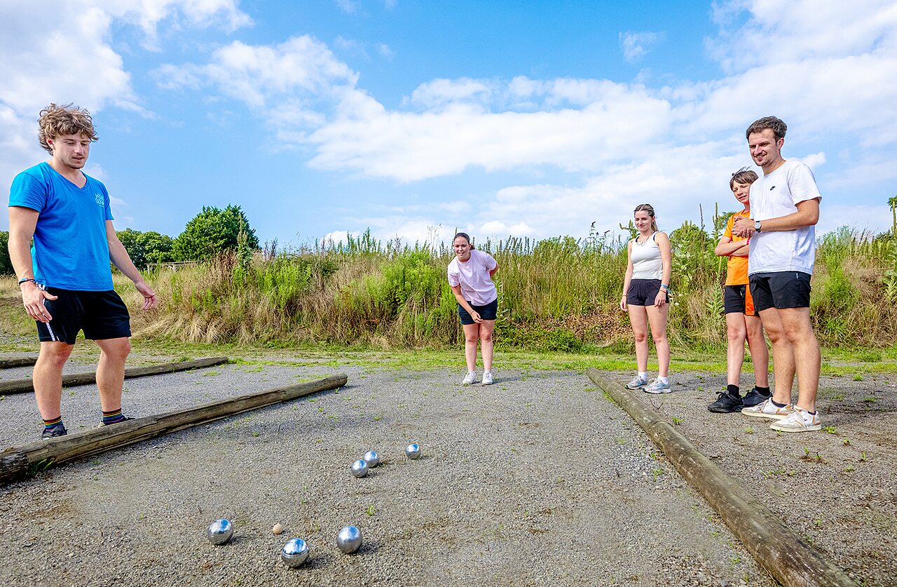 Partie de p�tanque anim�e au camping VAGUES OCEANES Moulin de Cadillac (56).