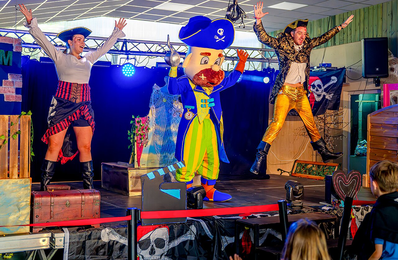 Animation pirate avec mascotte et animateurs au camping VAGUES OCEANES Moulin de Cadillac.