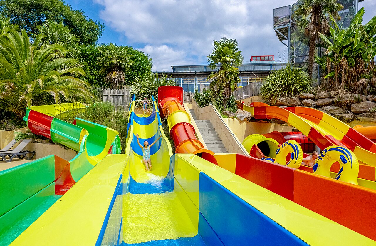 Toboggans aquatiques color�s et enfants joyeux au camping VAGUES OCEANES Moulin de Cadillac � Noyal-Muzillac (56).