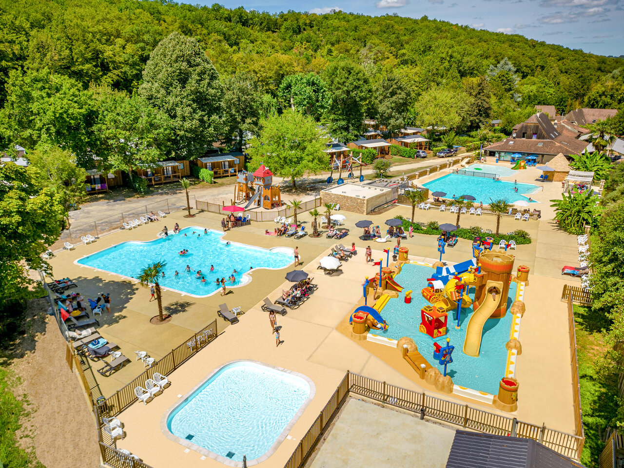 Parc aquatique avec toboggans et piscines au camping CLICOCHIC Moulin du Roch � Saint Andre D'Allas (24).