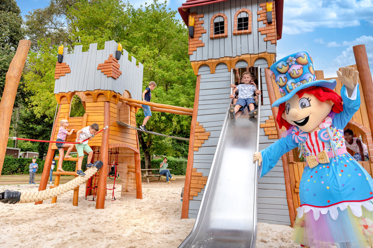 Aire de jeux ch�teau, enfants, mascotte au camping CLICOCHIC Moulin du Roch � Saint Andre D'Allas (24).