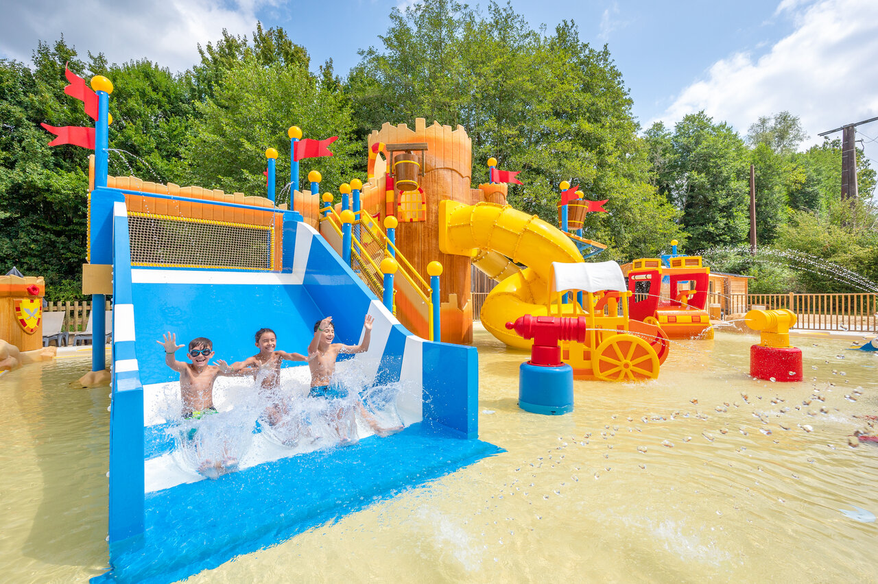 Toboggans et jeux aquatiques pour enfants au camping CLICOCHIC Moulin du Roch � Saint Andre D'Allas (24).
