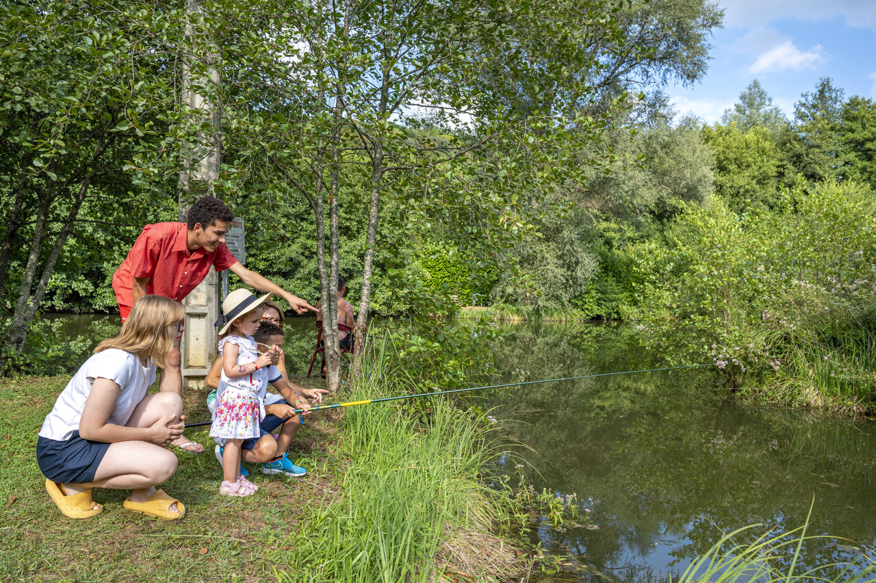 P�che en famille au bord de l'�tang, camping CLICOCHIC Moulin du Roch.