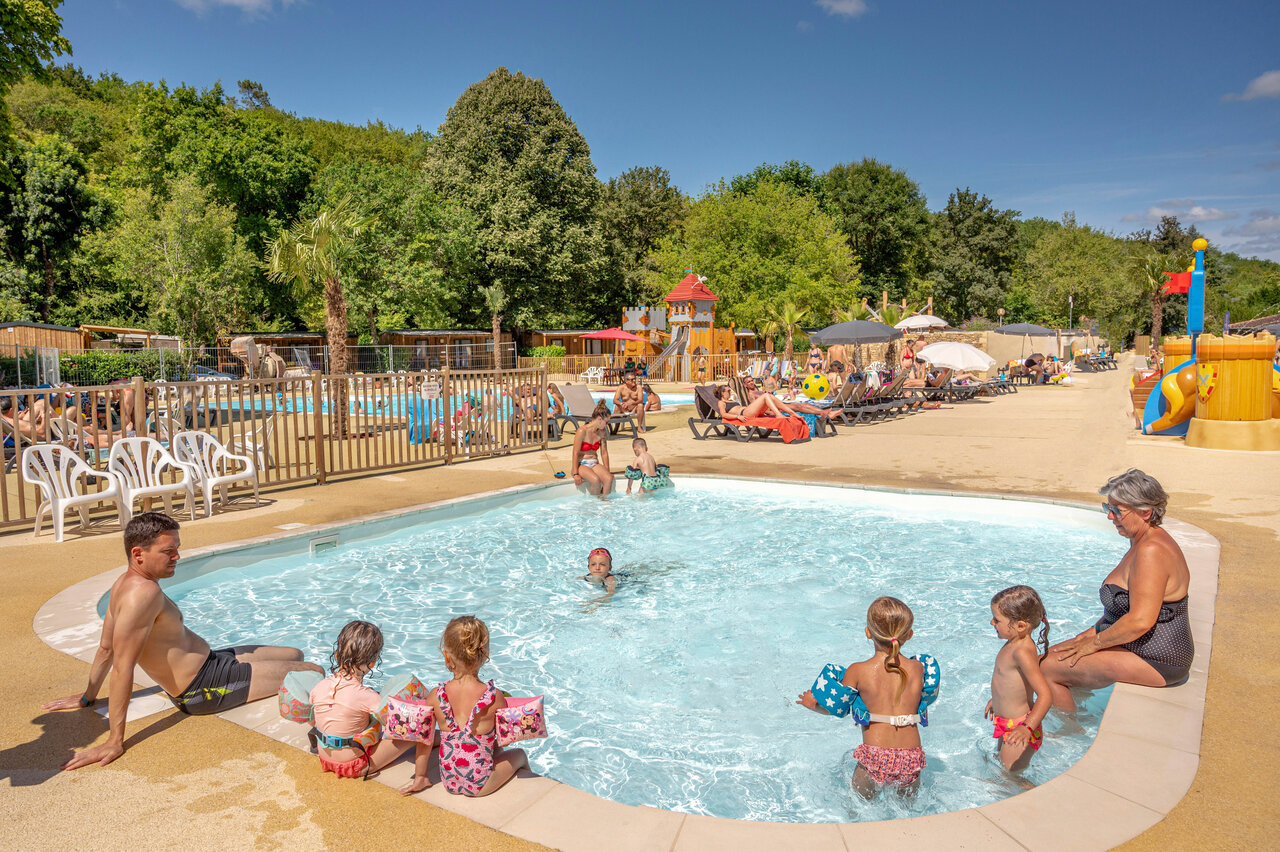 Piscine familiale, jeux aquatiques, Mobil-homes au camping CLICOCHIC Moulin du Roch (24).