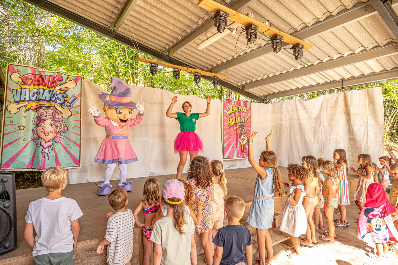 Animation enfants avec mascotte et animateur au camping CLICOCHIC Moulin du Roch.