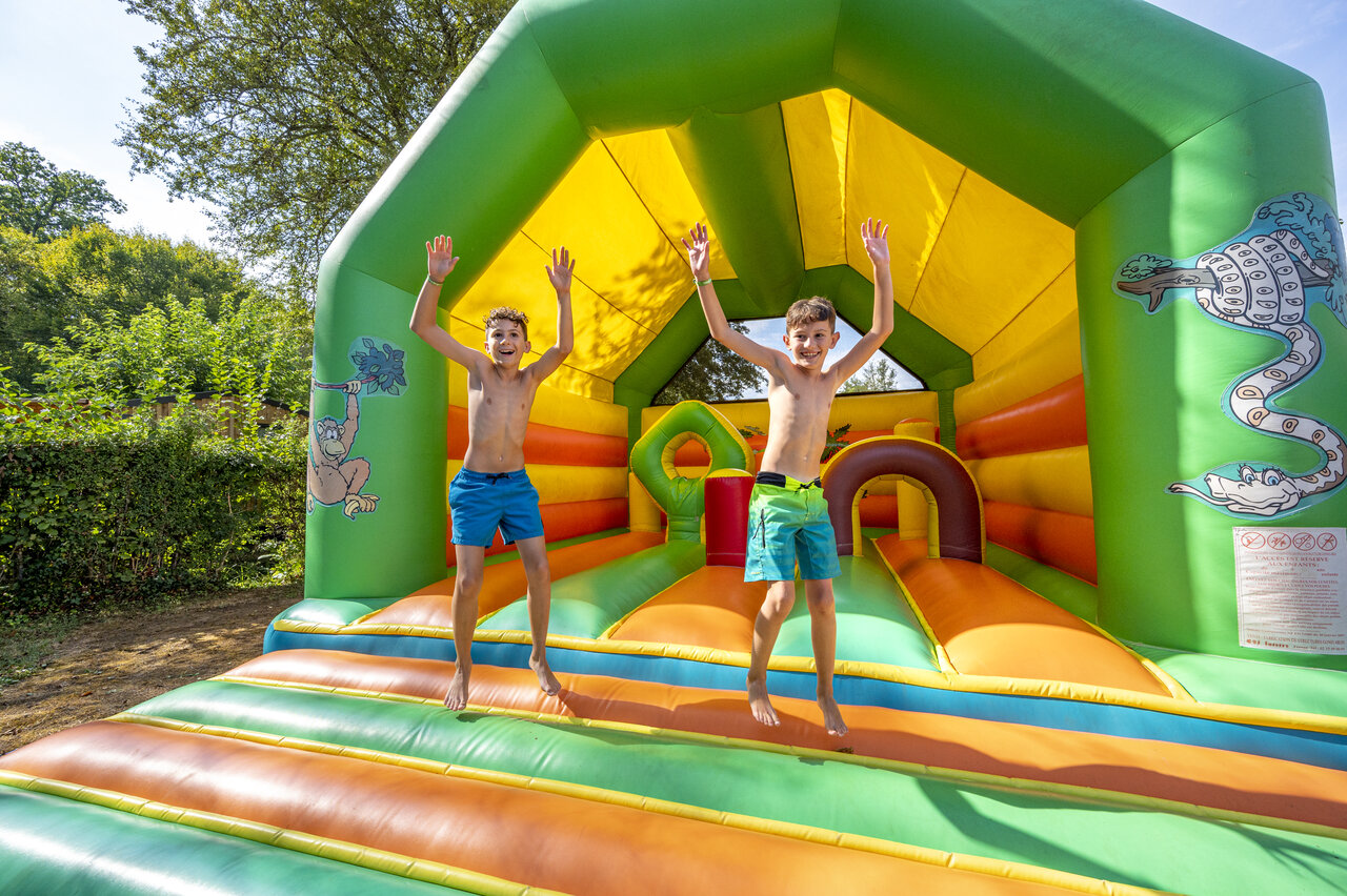 Ch�teau gonflable, enfants joyeux au camping CLICOCHIC Moulin du Roch � Saint Andre D'Allas (24).
